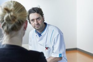 arts Radboudumc in gesprek met patiënt