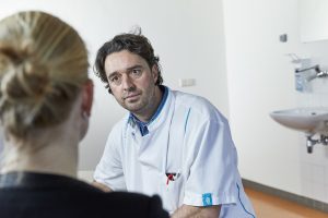 arts Radboudumc in gesprek met patiënt